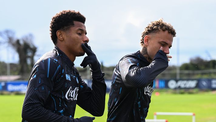 NAPLES, ITALY - NOVEMBER 27: SSC Napoli players David Neres and Noa Lang attend the afternoon training Session at SSC Napoli Training Center in Castel Volturno (Caserta) on November 27, 2025 in Naples, Italy. (Photo by SSC NAPOLI/SSC NAPOLI via Getty Images) Napoli-Juventus, Conte riflette: Noa Lang e Neres ancora titolari? Le ultime – CdS - immagine 1