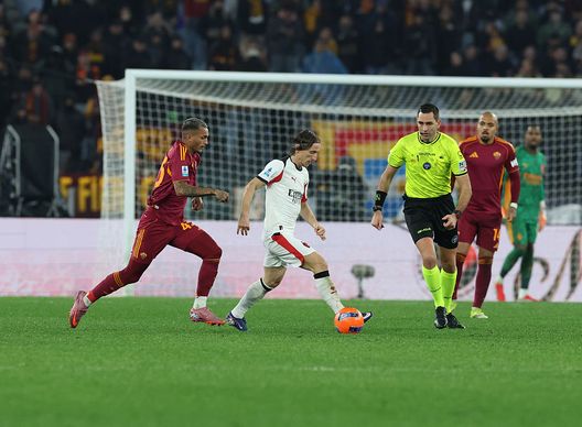 ROMA, ITALIA - 25 GENNAIO: Luka Modric del Milan in azione durante la partita di Serie A tra AS Roma e Milan allo Stadio Olimpico il 25 gennaio 2026 a Roma, Italia. (Foto di Claudio Villa/AC Milan tramite Getty Images) Milan, a 40 anni Luka Modric ha ancora molto da dire: i record del croato- immagine 2