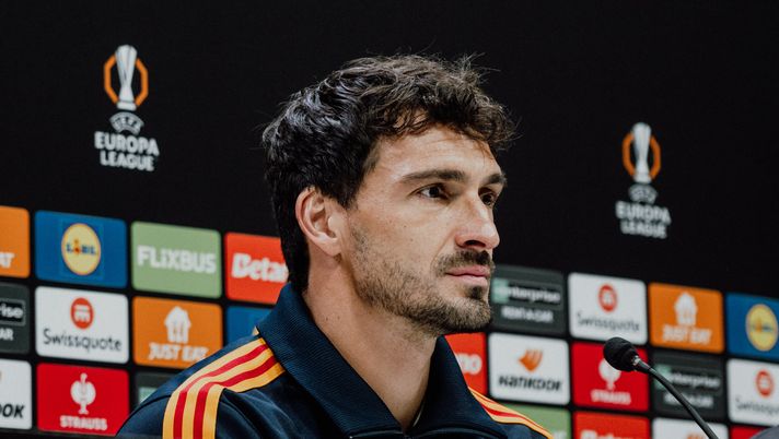 LONDON, ENGLAND - NOVEMBER 27: AS Roma player Mats Hummels during the UEFA Europa League 2024/25 League Phase MD5 press conference at Tottenham Hotspur Stadium on November 27, 2024 in London, England. (Photo by Fabio Rossi/AS Roma via Getty Images) Roma-Eintracht, Hummels in conferenza stampa insieme a Ranieri - immagine 1