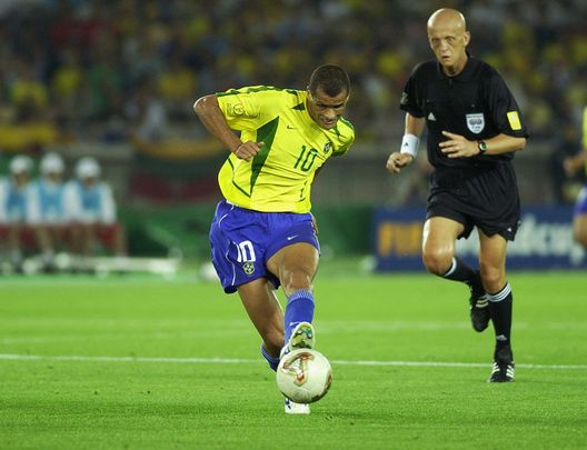 (Photo by Gary M. Prior/Getty Images) Collina e il derby contro le tradizioni: “I cambiamenti in difesa del calcio”- immagine 2