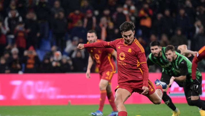 REGGIO NELL'EMILIA, ITALY - DECEMBER 03: AS Roma player Paulo Dybala scores the goal during the Serie A TIM match between US Sassuolo and AS Roma at Mapei Stadium - Citta' del Tricolore on December 03, 2023 in Reggio nell'Emilia, Italy. (Photo by Luciano Rossi/AS Roma via Getty Images) Sassuolo-Roma, Dybala: “Rimonta da Gladiatori” - immagine 1