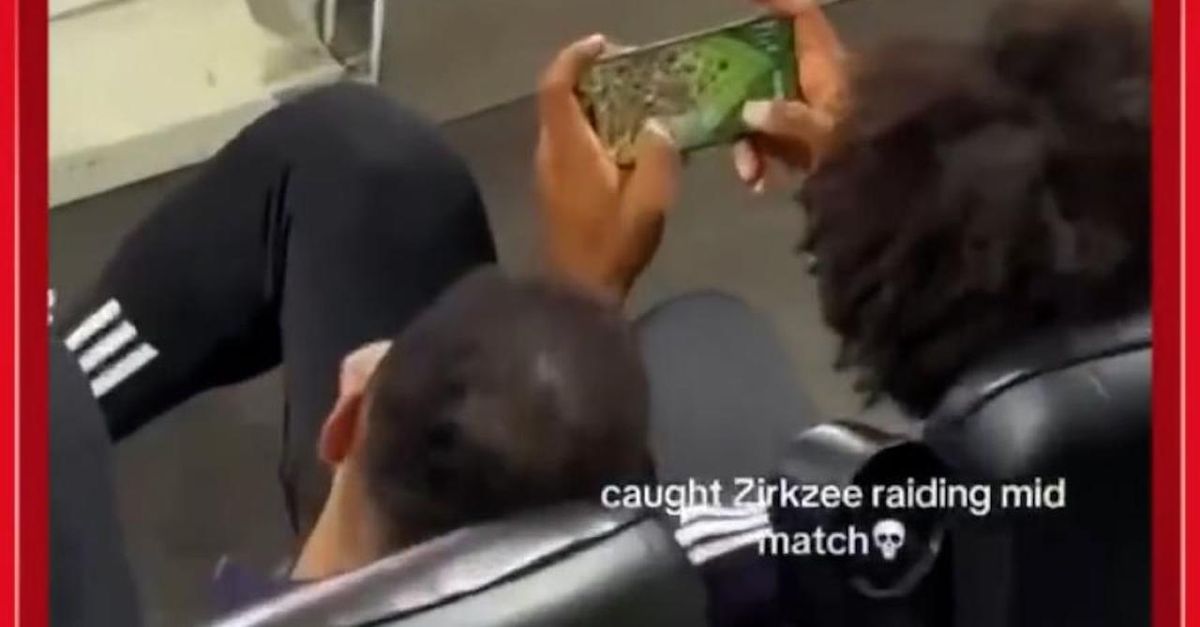 zirkzee ma che fai gioca con lo smartphone durante la partita video