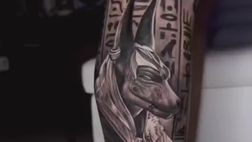 VIDEO – Gonzalez il faraone. Il nuovo tatuaggio a tema antico Egitto di Nico