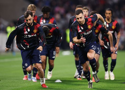 Decines-charpieu, Francia - 10 aprile 2025: Bruno Fernandes e Diogo Dalot del Manchester United durante un allenamento. (Foto di Michael Steele/Getty Images) Morte Diogo Jota, il Manchester United concede una settimana di riposo extra a Fernandes e Dalot- immagine 3