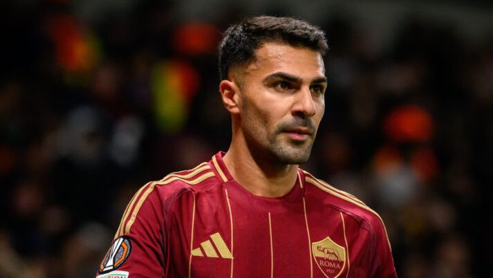 LONDON, ENGLAND - NOVEMBER 28: Zeki Celik of AS Roma during the UEFA Europa League 2024/25 League Phase MD5 match between Tottenham Hotspur and AS Roma at Tottenham Hotspur Stadium on November 28, 2024 in London, England. (Photo by Fabio Rossi/AS Roma via Getty Images) Roma, infortunio per Celik contro il Lecce: la prima diagnosi. I dettagli - immagine 1