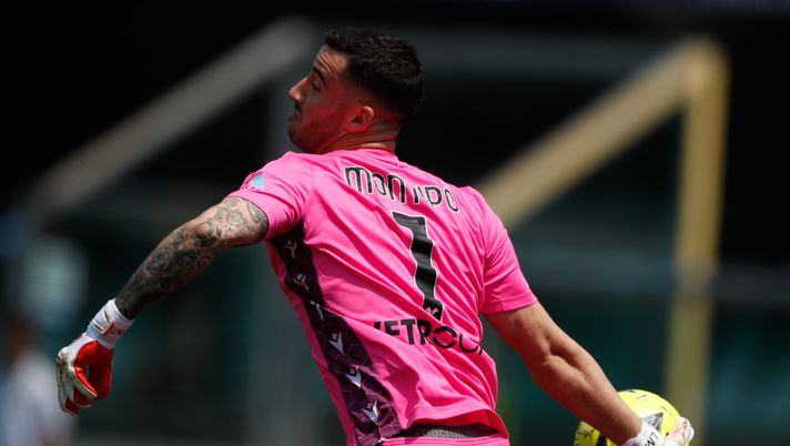 VERONA, ITALY - MAY 28: Lorenzo Montipò of Verona during the Serie A match between Hellas Verona and Empoli FC at Stadio Marcantonio Bentegodi on May 28, 2023 in Verona, Italy. (Photo by Timothy Rogers/Getty Images) Tormentone portiere: la Fiorentina punta due profili, altrimenti si cambia - immagine 1