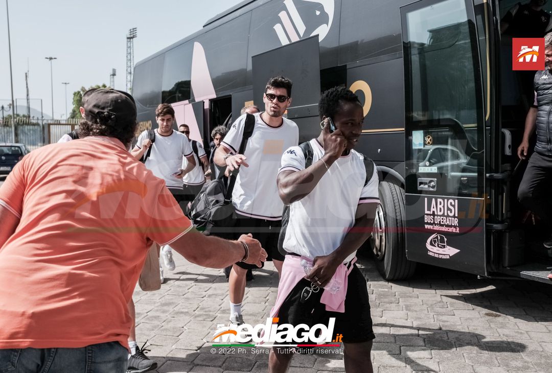 FOTO Palermo, il rientro al “Renzo Barbera” dopo la trasferta di Padova (Gallery) - immagine 6