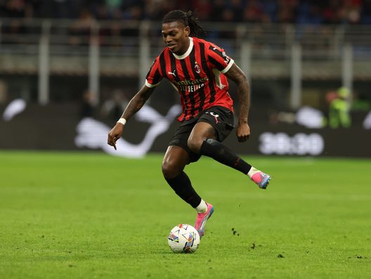 MILAN, ITALY - APRIL 05: Rafael Leao of AC Milan in action during the Serie A match between AC Milan and Fiorentina at Stadio Giuseppe Meazza on April 05, 2025 in Milan, Italy. (Photo by Claudio Villa/AC Milan via Getty Images) Milan e Bayern Monaco: cronaca di una sfida leggendaria- immagine 12