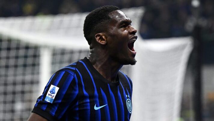 MILAN, ITALY - NOVEMBER 09: Ange-Yoan Bonny of FC Internazionale celebrates after scoring their team's second goal during the Serie A match between FC Internazionale and SS Lazio at Giuseppe Meazza Stadium on November 09, 2025 in Milan, Italy. (Photo by Mattia Ozbot - Inter/Inter via Getty Images) Bonny: “Quando vedo Dimarco andare là so cosa devo fare! E sul derby alla prossima rispondo così” - immagine 1