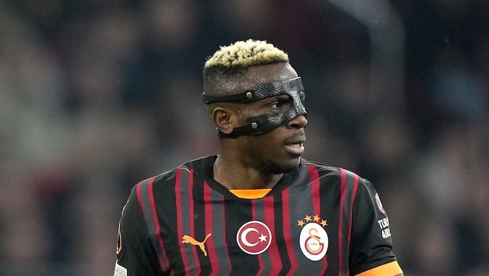 AMSTERDAM, NETHERLANDS - JANUARY 30: Victor Osimhen #45 Galatasaray looks on in the first half of the UEFA Europa League 2024/25 League Phase MD8 match between AFC Ajax and Galatasaray A.S. at Johan Cruijff Arena on January 30, 2025 in Amsterdam, Netherlands. (Photo by Alex Bierens de Haan/Getty Images) Napoli, l’intermediario del Galatasaray: “C’è la volontà di riportare Osimhen a Istanbul” - immagine 1