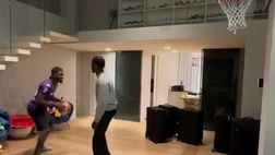 VIDEO / Thuram gioca a basket in casa con la maglia di Kean