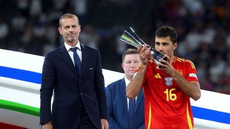 Rodri, centrocampista della Spagna, con il premio di miglior giocatore di Euro 2024. (Foto di Lars Baron/Getty Images)