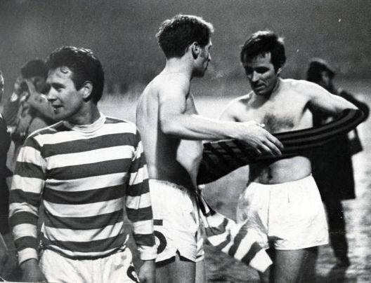Scambio di maglia tra scozzesi e rossoneri dopo Celtic-Milan del 1969. (Foto di DAILY RECORD/Mirrorpix via Getty Images) Verso Rangers-Roma, le partite storiche fra squadre italiane e scozzesi- immagine 2