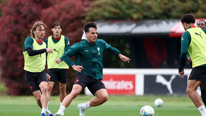 CAIRATE, ITALY - APRIL 14: Ardon Jashari of AC Milan in action during an AC Milan Training Session at Milanello on April 14, 2026 in Cairate, Italy. (Photo by Giuseppe Cottini/AC Milan via Getty Images) Ieri doveva essere riposo, ma la squadra si è ritrovata a Milanello. Oggi doveva essere doppio allenamento e invece...