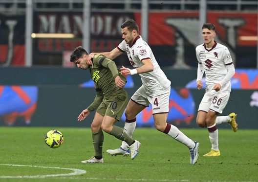 MILAN, ITALY - FEBRUARY 10: Rafael Leao of AC Milan competes for the ball with Alessandro Buongiorno of Torino FC during the Serie A match between AC Milan and Torino FC at Stadio Giuseppe Meazza on February 10, 2023 in Milan, Italy. (Photo by Claudio Villa/AC Milan via Getty Images) Gregucci a TN: “Gineitis? Lanciare un 2004 in Italia è anomalia. Applaudo Juric”- immagine 2