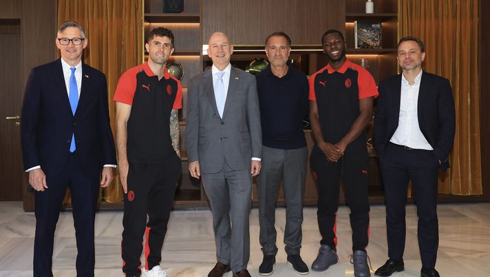 MILAN, ITALY - APRIL 11: Consul General US Embassy in Italy Douglasa Benning, Christian Pulisic of AC Milan, US Ambassador for Italy Jack Markell, AC Milan owner Gerry Cardinale, Yunus Musah of AC Milan and AC Milan CEO Stefano Furlani are seen ahead of UEFA Europa League Quarter Final between AC MIlan and AS Roma on April 11, 2024 in Milan, Italy. (Photo by Giuseppe Cottini/AC Milan via Getty Images) Furlani: “Ci aspettiamo una grande partita. Giocare in Europa è sempre speciale” - immagine 1