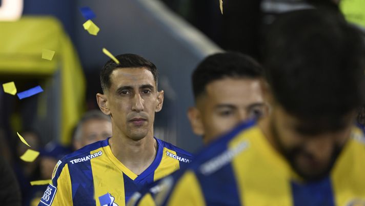ROSARIO, ARGENTINA - OCTOBER 05: Angel Di Maria of Rosario Central walks onto the pitch before a Torneo Clausura Betano 2025 match between Rosario Central and River Plate at Estadio Gigante de Arroyito on October 05, 2025 in Rosario, Argentina. (Photo by Luciano Bisbal/Getty Images) Rosario-Talleres: dove vedere la Serie A argentina in Streaming e in TV - immagine 1