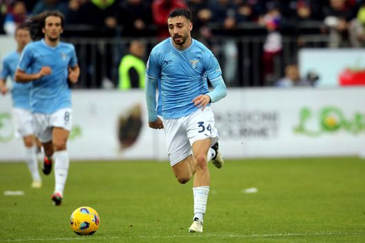 Mario Gila della Lazio in azione durante la partita di Serie A TIM tra Cagliari e SS Lazio alla Sardegna Arena il 10 febbraio 2024 a Cagliari, Italia. (Foto di Enrico Locci/Getty Images) La prima e la seconda Lazio di Sarri: il confronto dopo le prime 10 giornate- immagine 4
