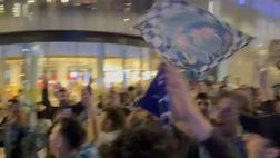 Anche a Londra l’onda azzurra: i tifosi del Napoli festeggiano anche oltremanica