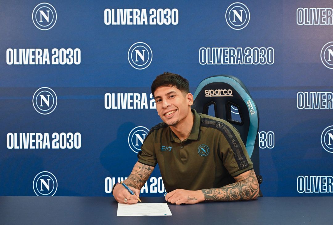 GALLERY Mathias Olivera rinnova con il Napoli: la firma tra maglia celebrativa e mate - immagine 10
