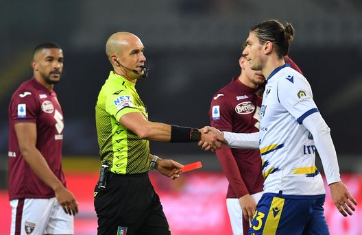 TURIN, ITALY - DECEMBER 19: Giangiacomo Magnani of Hellas Verona receives a red card from referee Michael Fabbri during the Serie A match between Torino FC and Hellas Verona FC at Stadio Olimpico di Torino on December 19, 2021 in Turin, Italy. (Photo by Valerio Pennicino/Getty Images) torino-verona