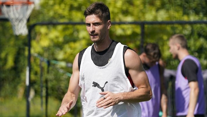 CAIRATE, ITALY - JULY 15: Matteo Gabbia of AC Milan in action during an AC Milan training session at Milanello on July 15, 2024 in Cairate, Italy. (Photo by Pier Marco Tacca/AC Milan via Getty Images) Milan, Gabbia al lavoro anche giovedì e venerdì per recuperare: quando tornerà in campo - immagine 1