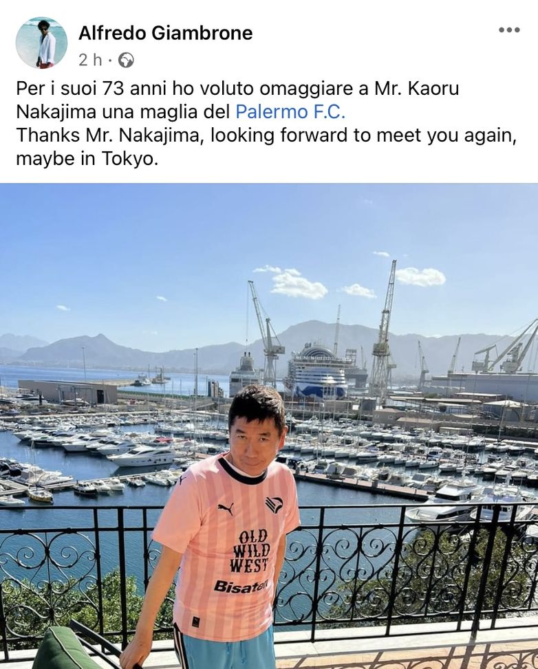 FOTO Palermo, il magnate giapponese Mr Nakajima con la maglia rosanero- immagine 2