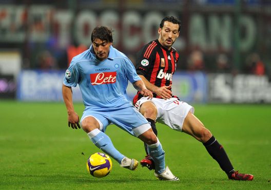 MILAN, ITALY - NOVEMBER 02: Gianluca Zambrotta of Milan and Ezequiel Lavezzi of Napoli in action during the Serie A match between Milan and Napoli at the Stadio Meazza on November 02, 2008 in Milan, Italy. (Photo by New Press/Getty Images) Milan e Napoli: da Maradona e Van Basten a Kvara e Leao- immagine 14