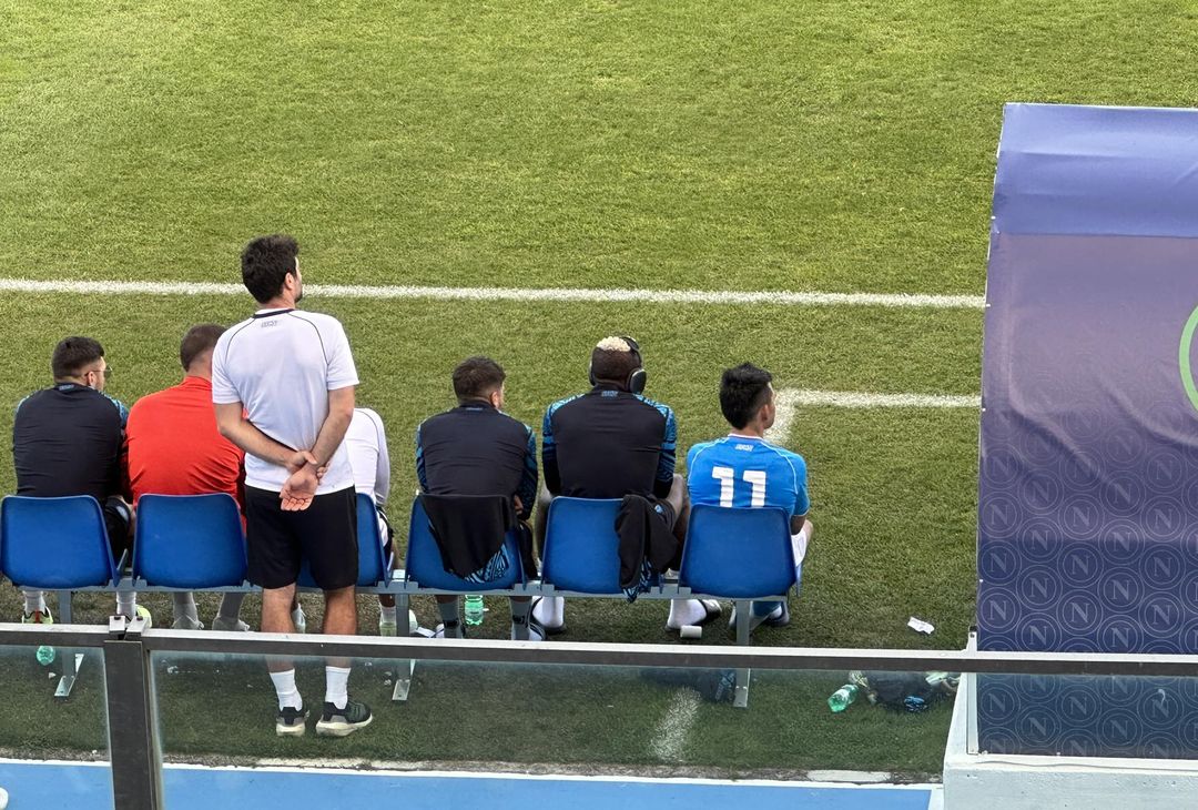 GALLERY Osimhen assiste all’amichevole con il Girona a bordo campo con le cuffie- immagine 1