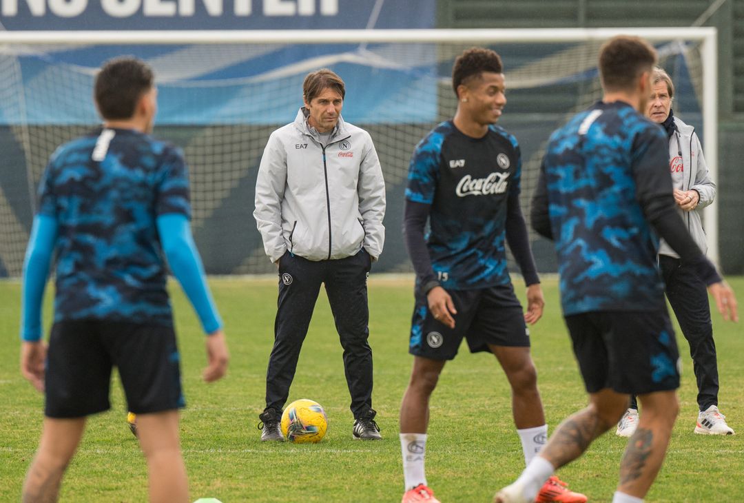 Allenamento a Castel Volturno agli ordini di Conte