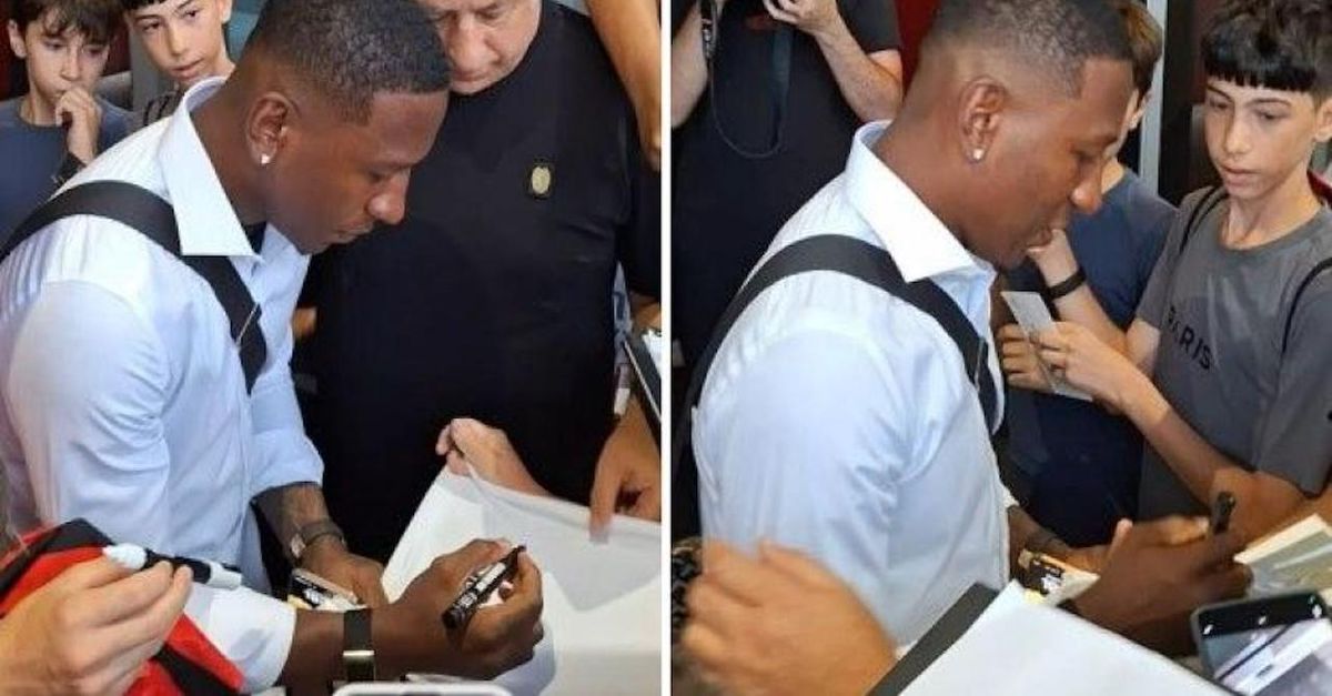 estupinan a 8216casa milan8217 selfie e autografi con i giovani tifosi video