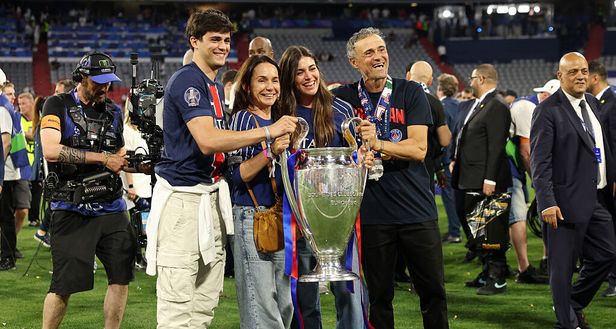 Luis Enrique, allenatore del Psg, con sua moglie Elena Cullell e i suoi figli (Foto di Carl Recine/Getty Images) Al-Khelaifi attacca Mbappé: “E’ più facile segnare in Spagna che in Francia”- immagine 4