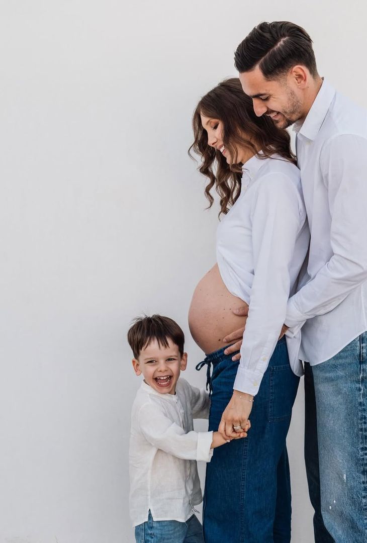 La famiglia Meret in posa in attesa del secondogenito: i dolci scatti – GALLERY - immagine 6