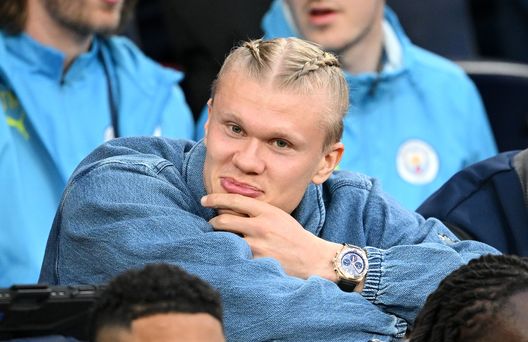 MANCHESTER, INGHILTERRA - 22 APRILE: Erling Haaland in panchina prima della partita di Premier League tra Manchester City FC e Aston Villa FC all'Etihad Stadium il 22 aprile 2025 a Manchester, Inghilterra. (Foto di Michael Regan/Getty Images) Vacanze romane per Haaland: “Tra le città più belle al mondo. Amo l’Italia”- immagine 2