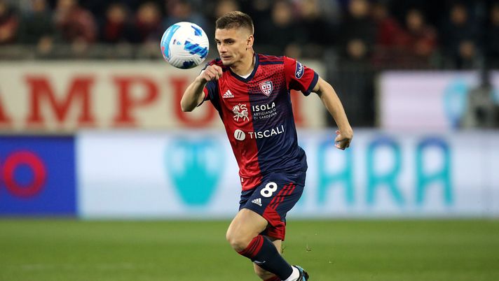 CAGLIARI, ITALY - MARCH 19: Razvan Marin of Cagliari in action during the Serie A match between Cagliari Calcio and AC Milan at Sardegna Arena on March 19, 2022 in Cagliari, Italy. (Photo by Enrico Locci/Getty Images) Cagliari, Marin: “Ecco cosa serve per battere il Napoli. Su Gaetano…” - immagine 1