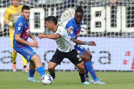 La Spezia, Italia - 16 ottobre 2022: Kevin Agudelo dello Spezia e Soualiho Meite della Cremonese durante la partita di Serie A tra i due club. (Foto di Gabriele Maltinti/Getty Images) Cremonese-Spezia, i precedenti tra le finaliste dei Play-off di B- immagine 3