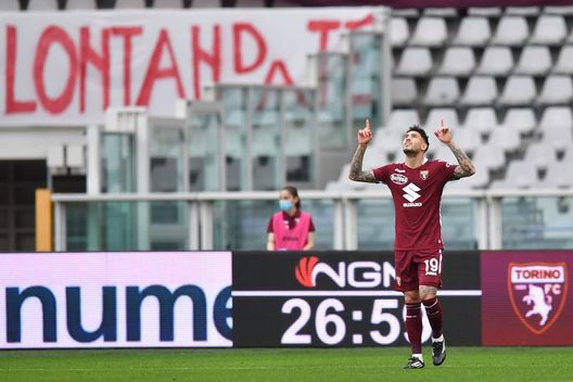 TURIN, ITALY - APRIL 03: Antonio Sanabria of Torino F.C. celebrates after scoring their team's first goal during the Serie A match between Torino FC and Juventus at Stadio Olimpico di Torino on April 03, 2021 in Turin, Italy. Sporting stadiums around Italy remain under strict restrictions due to the Coronavirus Pandemic as Government social distancing laws prohibit fans inside venues resulting in games being played behind closed doors. (Photo by Valerio Pennicino/Getty Images) LIVE! Torino-Roma 3-1 - immagine 3