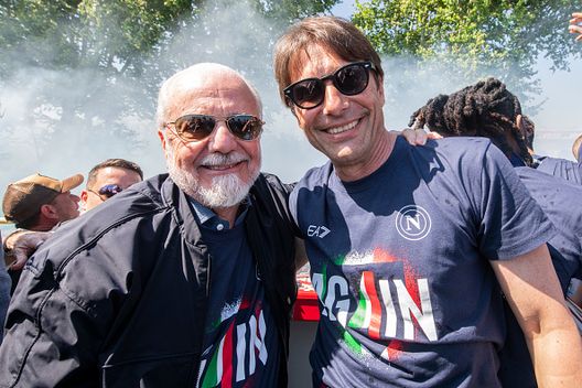L'allenatore Antonio Conte e il presidente Aurelio De Laurentiis dell'SSC Napoli festeggiano all'interno del pullman della squadra dopo la vittoria dello Scudetto, il 26 maggio 2025, a Napoli Napoli, il mercato: da Marianucci a Beukema, passando per Lucca- immagine 3