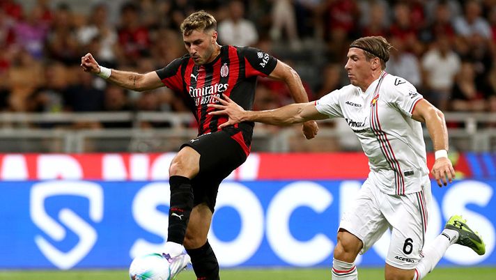 MILAN, ITALY - AUGUST 23: Santiago Gimenez of AC Milan controls the ball whilst under pressure from Federico Baschirotto of Cremonese during the Serie A match between AC Milan and US Cremonese at Giuseppe Meazza Stadium on August 23, 2025 in Milan, Italy. (Photo by Marco Luzzani/Getty Images) Milan, Gimenez: “Giocare qui è un sogno. Modric punto di riferimento, è il mio vicino di casa!” - immagine 1