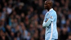 Manchester City, Balotelli diventa simbolo di protesta per i tifosi: “Why always greed”