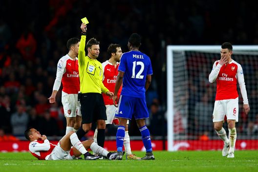 LONDRA, INGHILTERRA - 24 GENNNAIO: John Obi Mikel del Chelsea ammonito dall'arbitro Mark Clattenburg. (Photo by Clive Mason/Getty Images) Rivoluzione in Premier League: contatti con l’Ifab per l’introduzione della Ref Cam- immagine 4