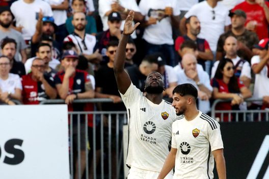 Roma, annientato il Cagliari 4-1. Lukaku show, gol di Aouar e Belotti. Ansia Dybala- immagine 2