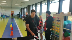 Milan, i giocatori rossoneri in visita al Perth Children’s Hospital | VIDEO