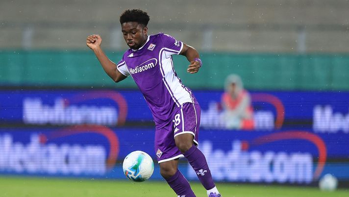 FLORENCE, ITALY - SEPTEMBER 13: Tariq Lamptey of ACF Fiorentina in action during the Serie A match between ACF Fiorentina and SSC Napoli at Artemio Franchi on September 13, 2025 in Florence, Italy. (Photo by Gabriele Maltinti/Getty Images) Gaffe al Franchi: Lamptey non riconosciuto all’entrata dagli steward - immagine 1