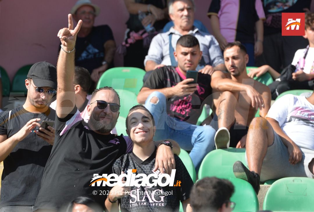 FOTOTIFO Palermo-Sudtirol 2-1, gli scatti ai tifosi al “Renzo Barbera” (GALLERY) - immagine 32