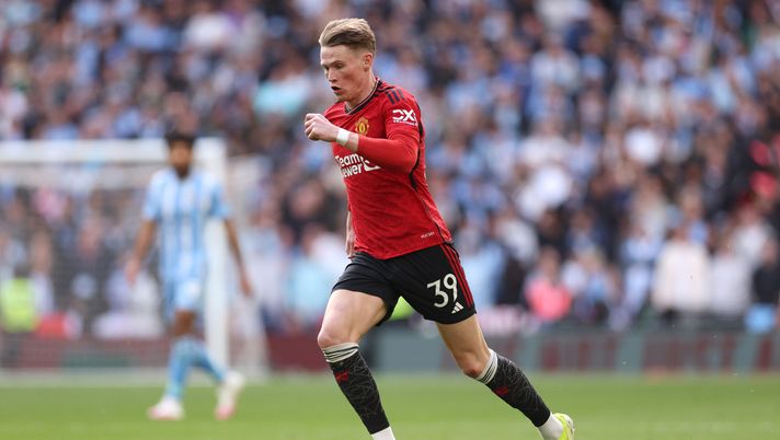 LONDON, ENGLAND - APRIL 21: Scott McTominay of Manchester United in action during the Emirates FA Cup Semi Final match between Coventry City and Manchester United at Wembley Stadium on April 21, 2024 in London, England. (Photo by Richard Heathcote/Getty Images) McTominay, resta da limare un ultimo dettaglio per chiudere l’operazione: i dettagli - immagine 1