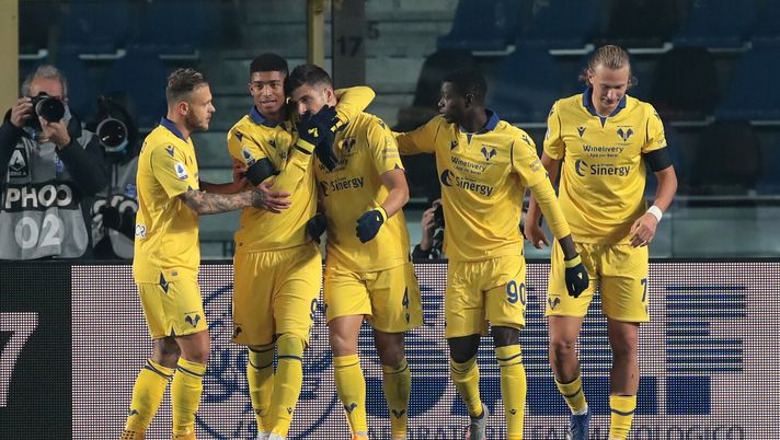 BERGAMO, ITALY - NOVEMBER 28: Miguel Veloso of Hellas Verona F.C. (C) celebrates with teammates after scoring their team's first goal from the penalty spot during the Serie A match between Atalanta BC and Hellas Verona FC at Gewiss Stadium on November 28, 2020 in Bergamo, Italy. Football Stadiums around Europe remain empty due to the Coronavirus Pandemic as Government social distancing laws prohibit fans inside venues resulting in fixtures being played behind closed doors. (Photo by Emilio Andreoli/Getty Images) Serie A, Atalanta-Verona 0-2: gli scaligeri stendono la dea - immagine 1