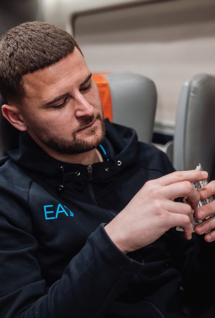 I tre azzurri si dilettano a giocare a carte in treno in attesa di arrivare a Roma