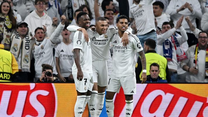 Kylian Mbappé del Real Madrid festeggia il terzo gol della sua squadra con i compagni Vinicius Junior e Rodrygo durante la partita della settima giornata della Fase a gironi di UEFA Champions League 2024/25 tra Real Madrid C.F. e FC Salisburgo allo stadio Santiago Bernabeu il 22 gennaio 2025 a Madrid, Spagna. (Foto di Denis Doyle/Getty Images) Real Madrid, Mbappé-Vincius-Rodrygo: un nuovo caso di “tridente perdente” - immagine 1