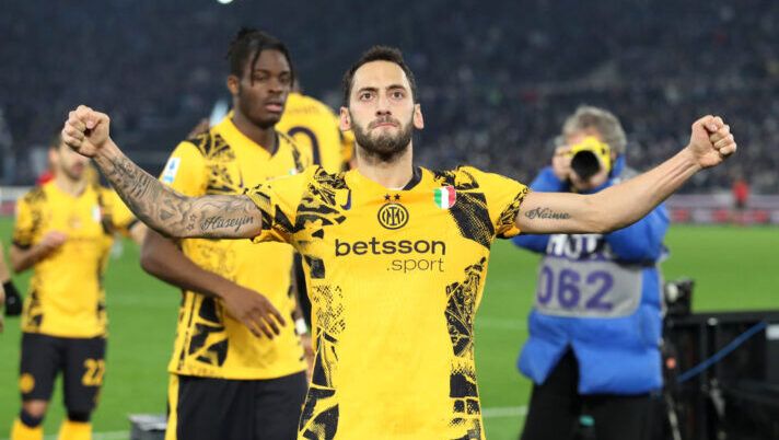 ROME, ITALY - DECEMBER 16: Hakan Calhanoglu of FC Internazionale celebrates scoring his team's first goal during the Serie A match between SS Lazio and FC Internazionale at Stadio Olimpico on December 16, 2024 in Rome, Italy. (Photo by Paolo Bruno/Getty Images) Calhanoglu: “Lautaro? Non c’è problema, lui aiuta la squadra: arriverà anche il suo momento” - immagine 1